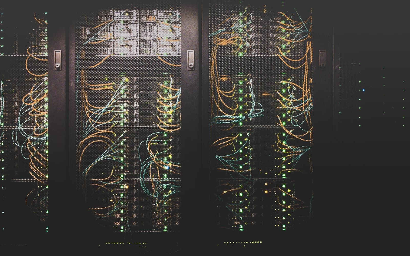 Verkabelte Server in einem Rechenzentrum