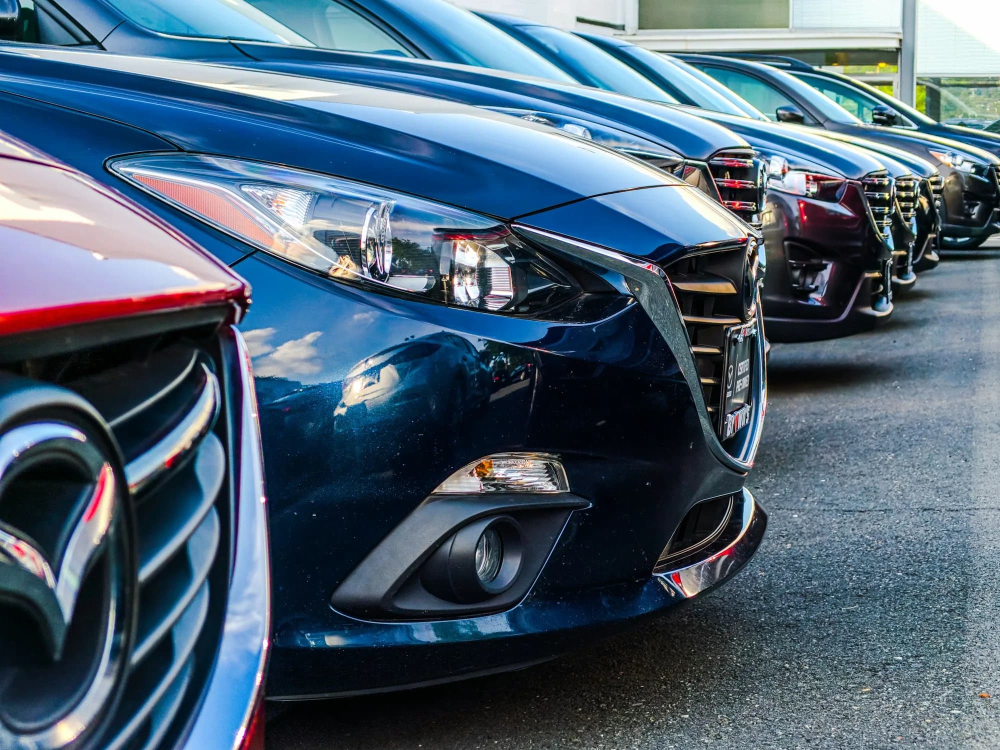 Fahrzeugreihe auf dem Gelände eines Automobilhändlers