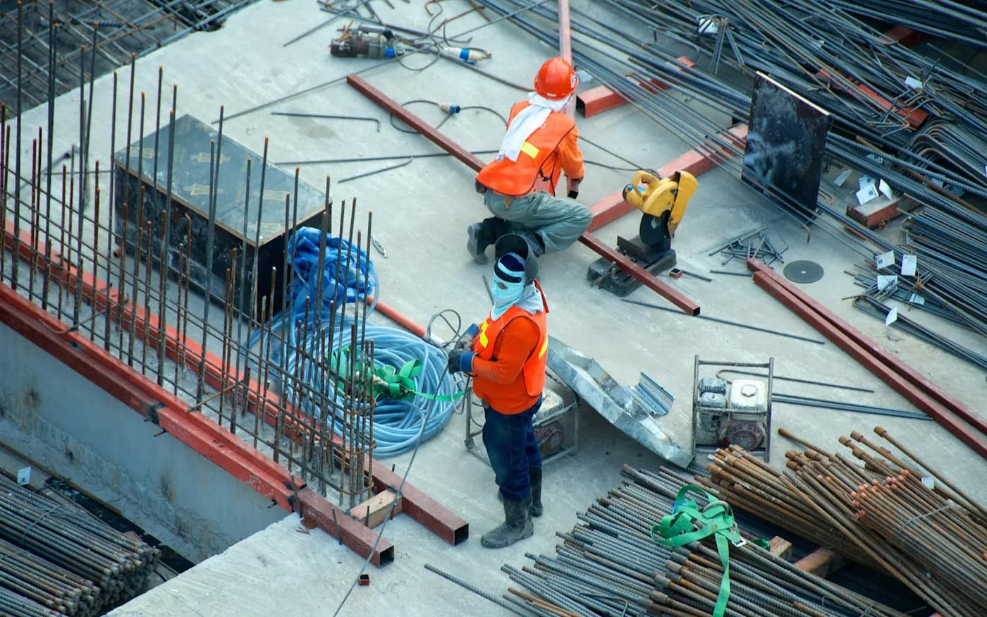 Zwei Fachkräfte bei der Arbeit auf einer Baustelle