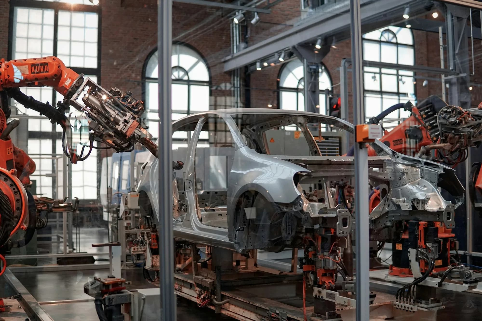 Automated vehicle production with industrial robots