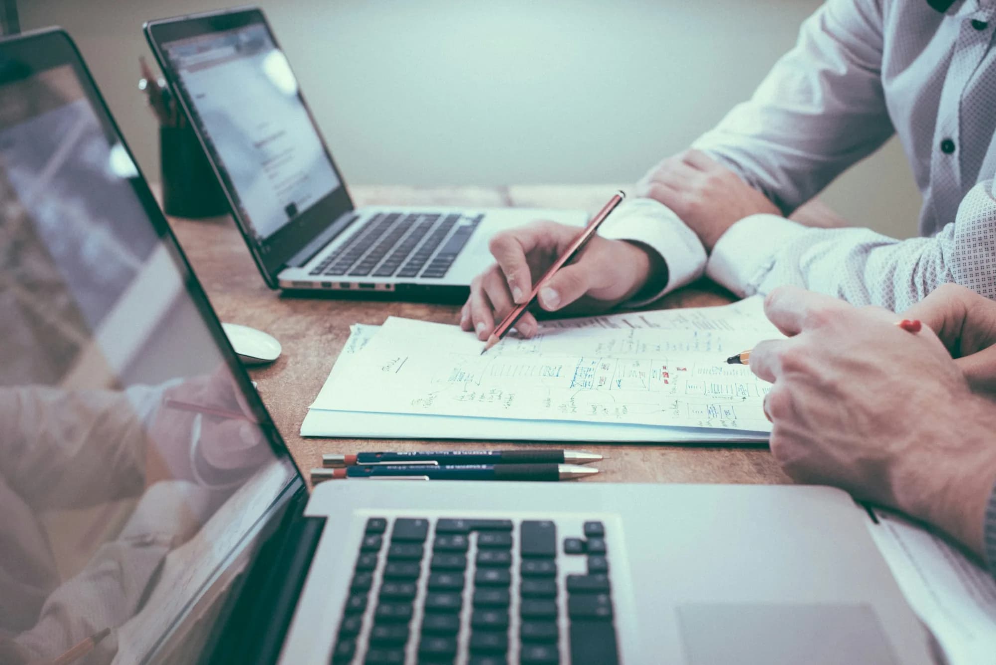 Specialists structuring a digital project at a laptop